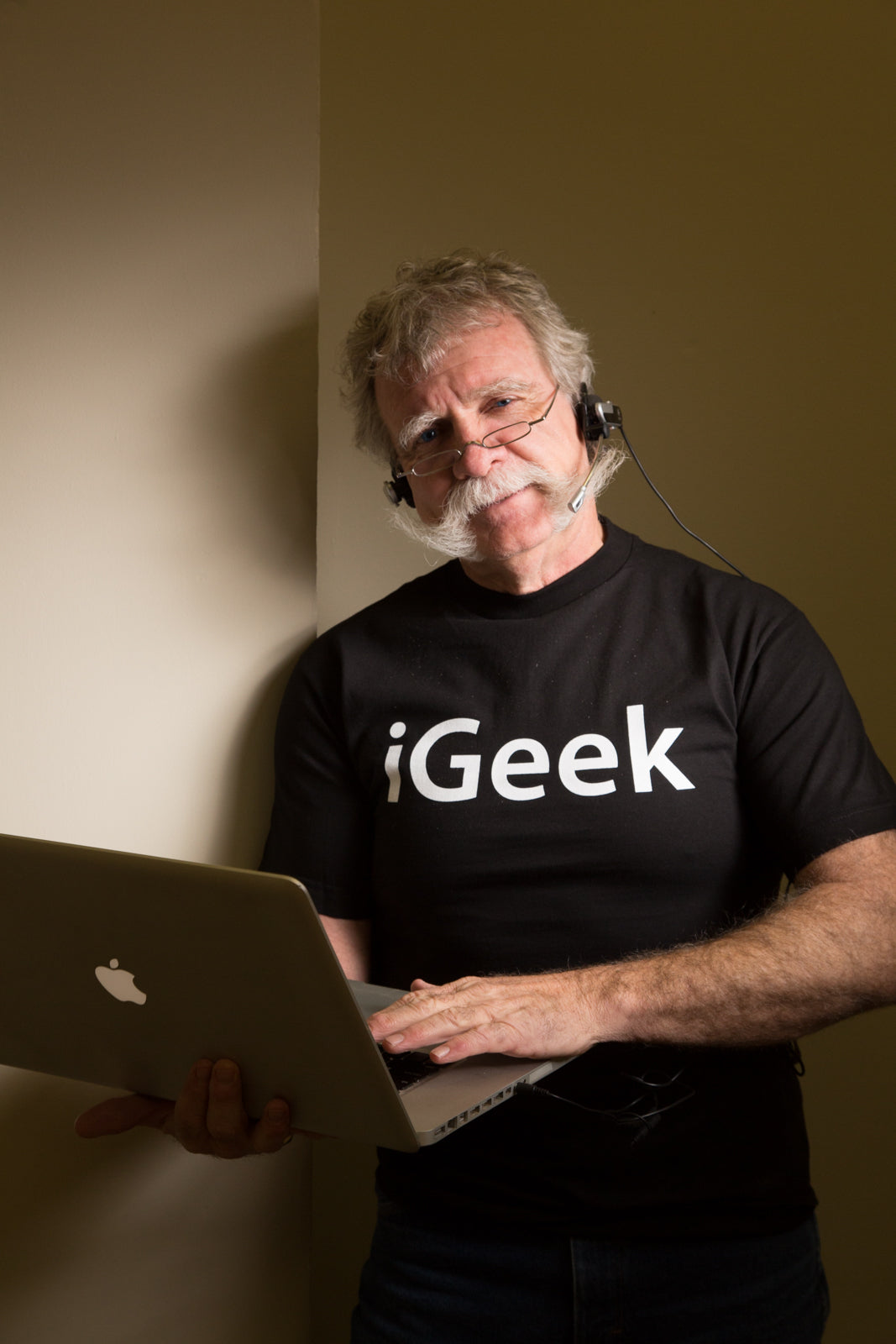 iGeek, Black Powerup T-Shirt (Mens and Ladies cuts)